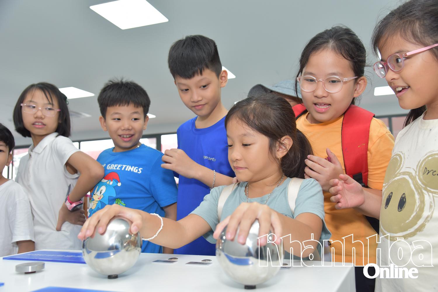 Thích thú trải nghiệm các sản phẩm khoa học công nghệ.