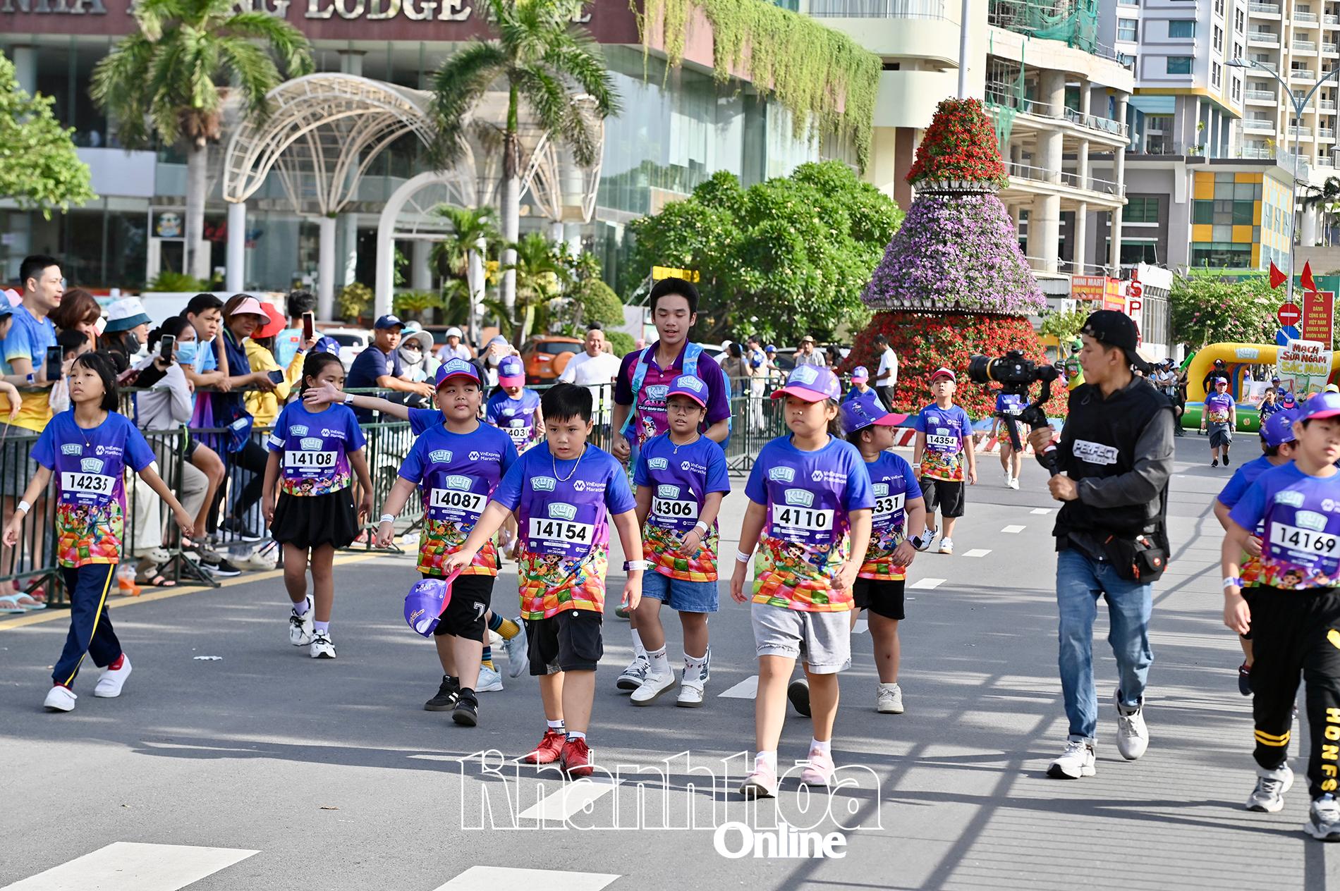 Các em nhỏ 9 tuổi chạy cùng với gương mặt nổi tiếng mạng xã hội.