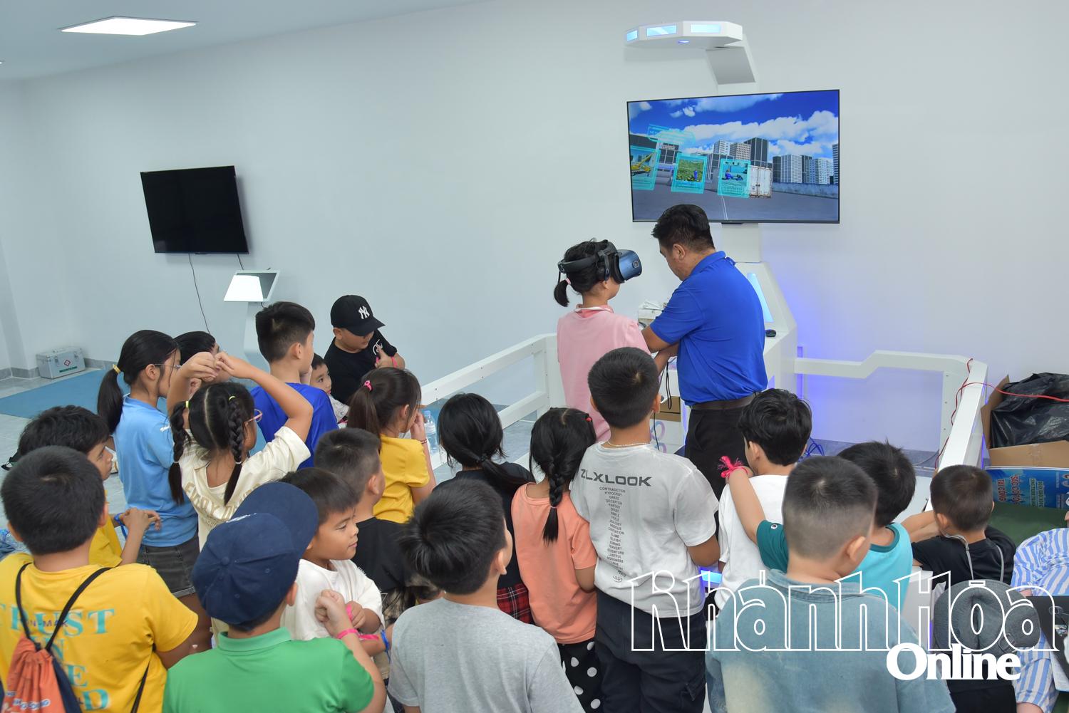 Tiếp xúc, trải nghiệm với sản phẩm thực tế ảo.