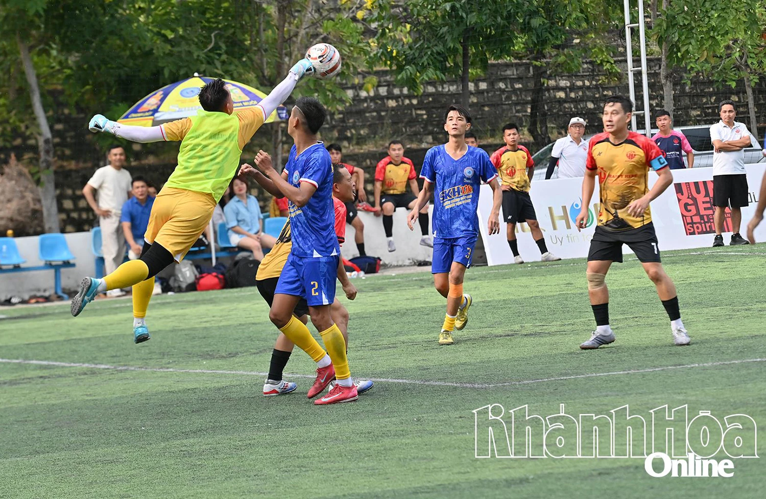 Trận chung kết giữa hai đội Sanest Khánh Hòa và Happy Here.