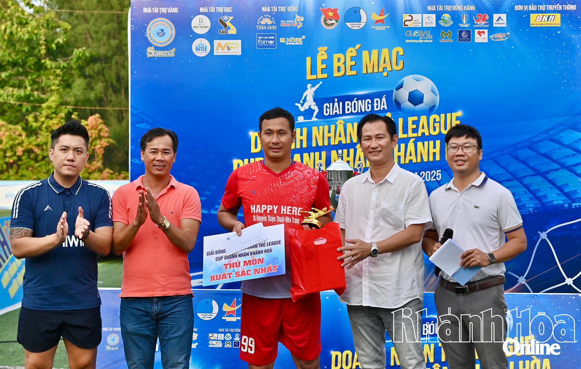 Ban tổ chức trao giải thủ môn xuất sắc nhất.