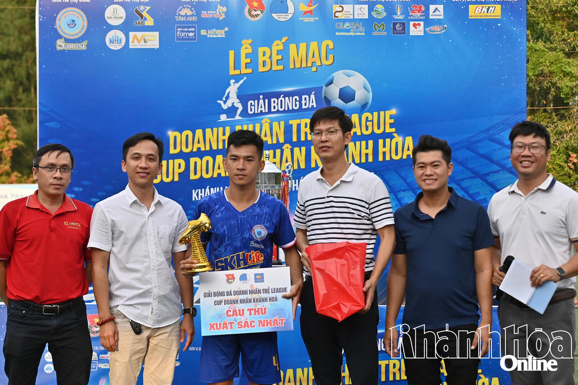 Trao giải cầu thủ xuất sắc nhất.