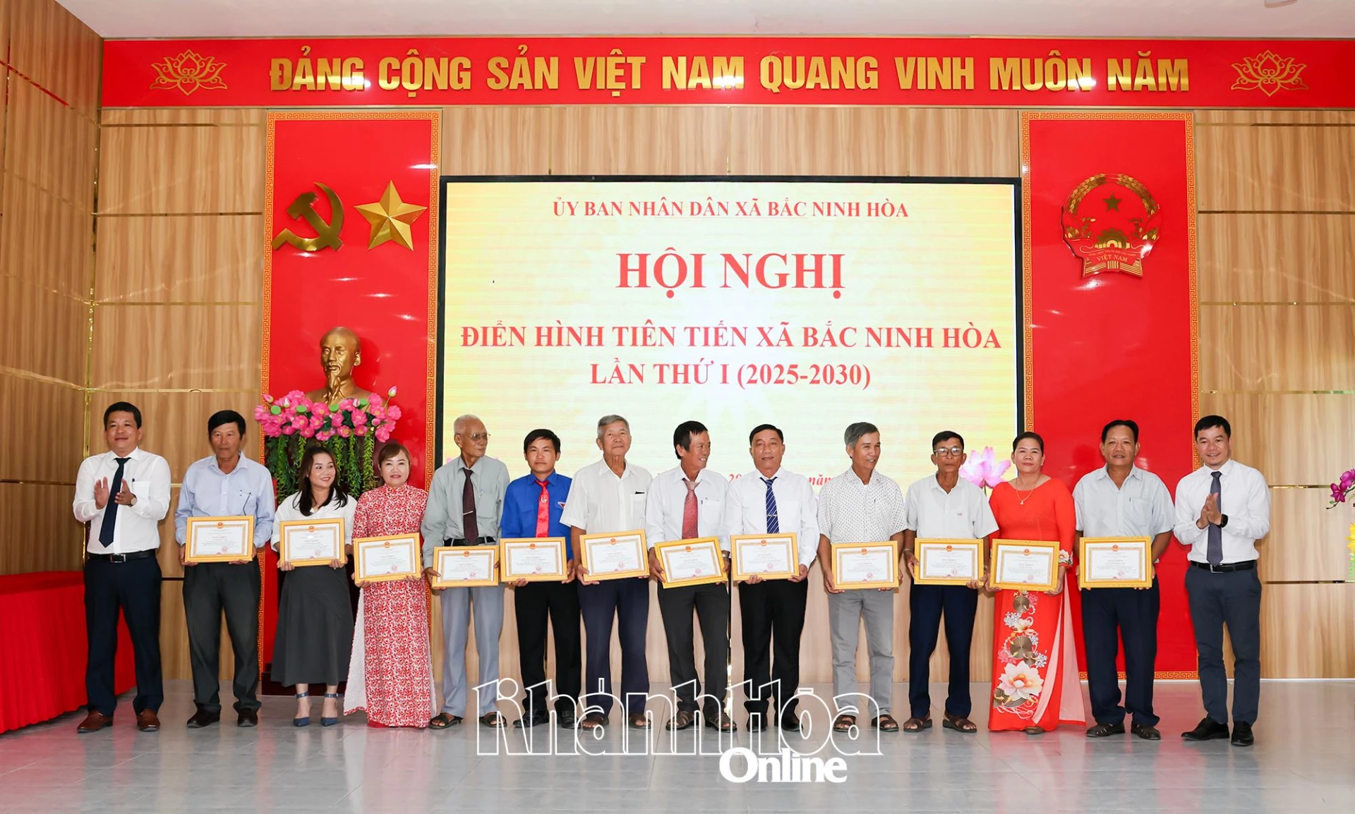 Trao giấy khen cho 12 tập thể có thành tích xuất sắc tiêu biểu trong phong trào thi đua yêu nước 5 năm 2020-2025.