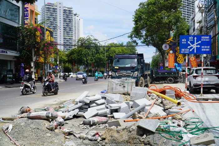 Ngổn ngang ở đường Lê Thánh Tôn