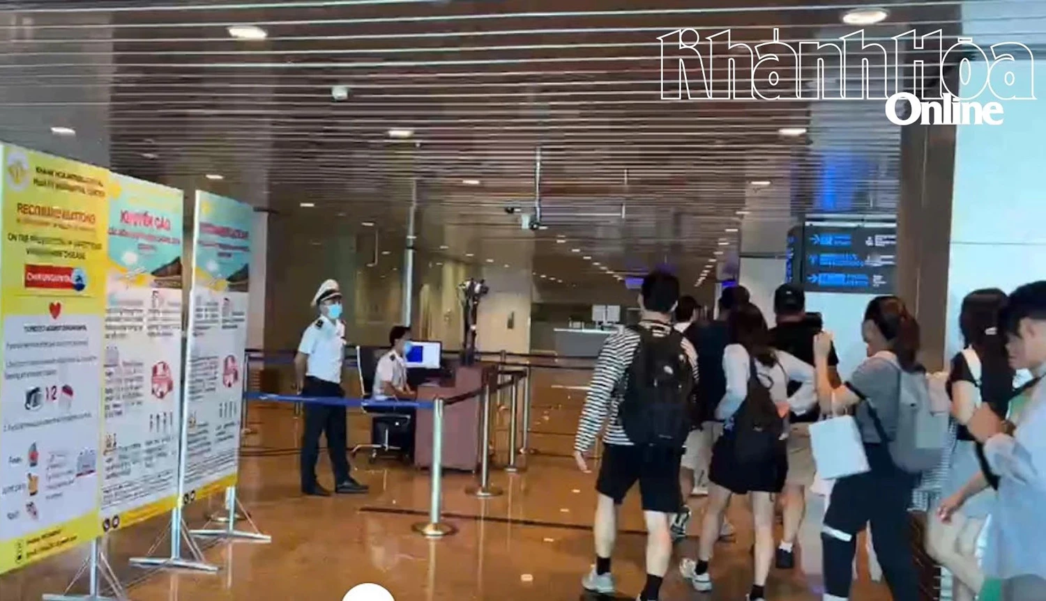 Cán bộ Trung tâm Kiểm dịch y tế quốc tế Khánh Hòa kiểm tra thân nhiệt hành khách khi nhập cảnh vào Khánh Hòa.