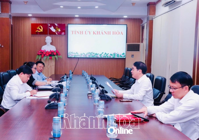 Bí thư Tỉnh ủy Nghiêm Xuân Thành làm việc với Tổ Văn kiện Đại hội Đảng bộ tỉnh