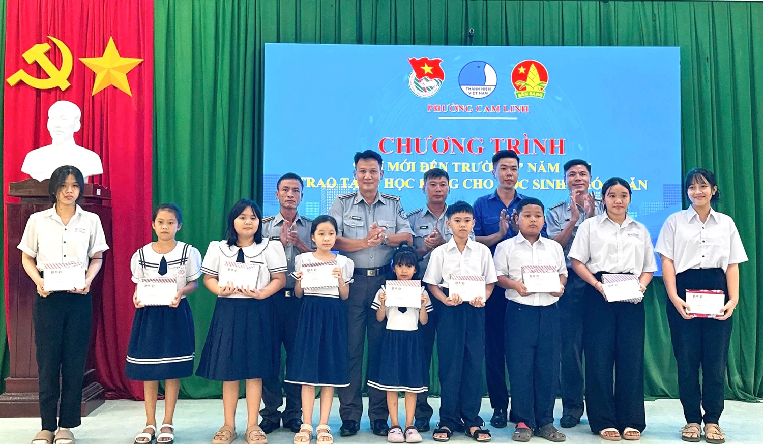 Chỉ huy chi đội cùng đoàn phường trao quà cho các học sinh.