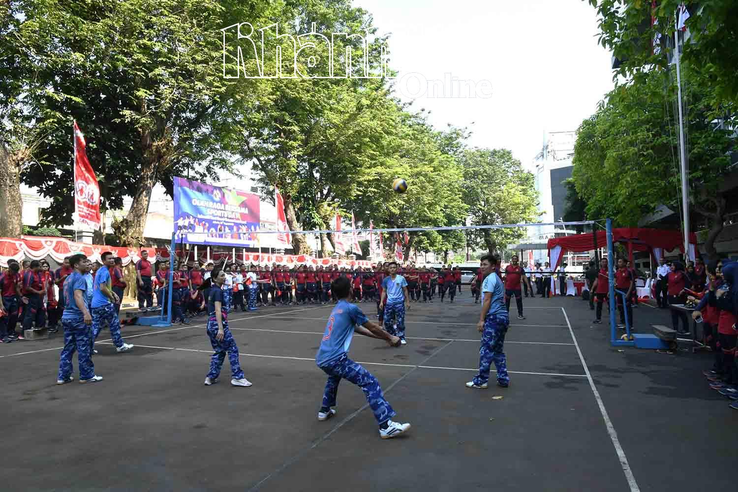 Cán bộ, chiến sĩ hai lực lượng giao lưu thể thao.