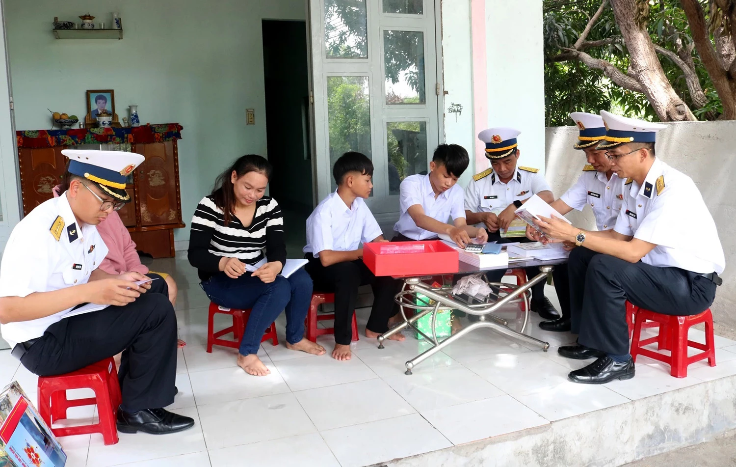 Giúp gia đình và các cháu chuẩn bị sách, vở cho năm học mới.