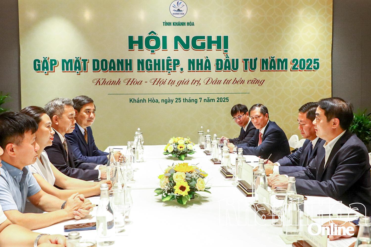 Lãnh đạo tỉnh trao đổi với doanh nghiệp về cơ hội của Khánh Hòa tại Hội nghị gặp mặt doanh nghiệp, nhà đầu tư năm 2025.
