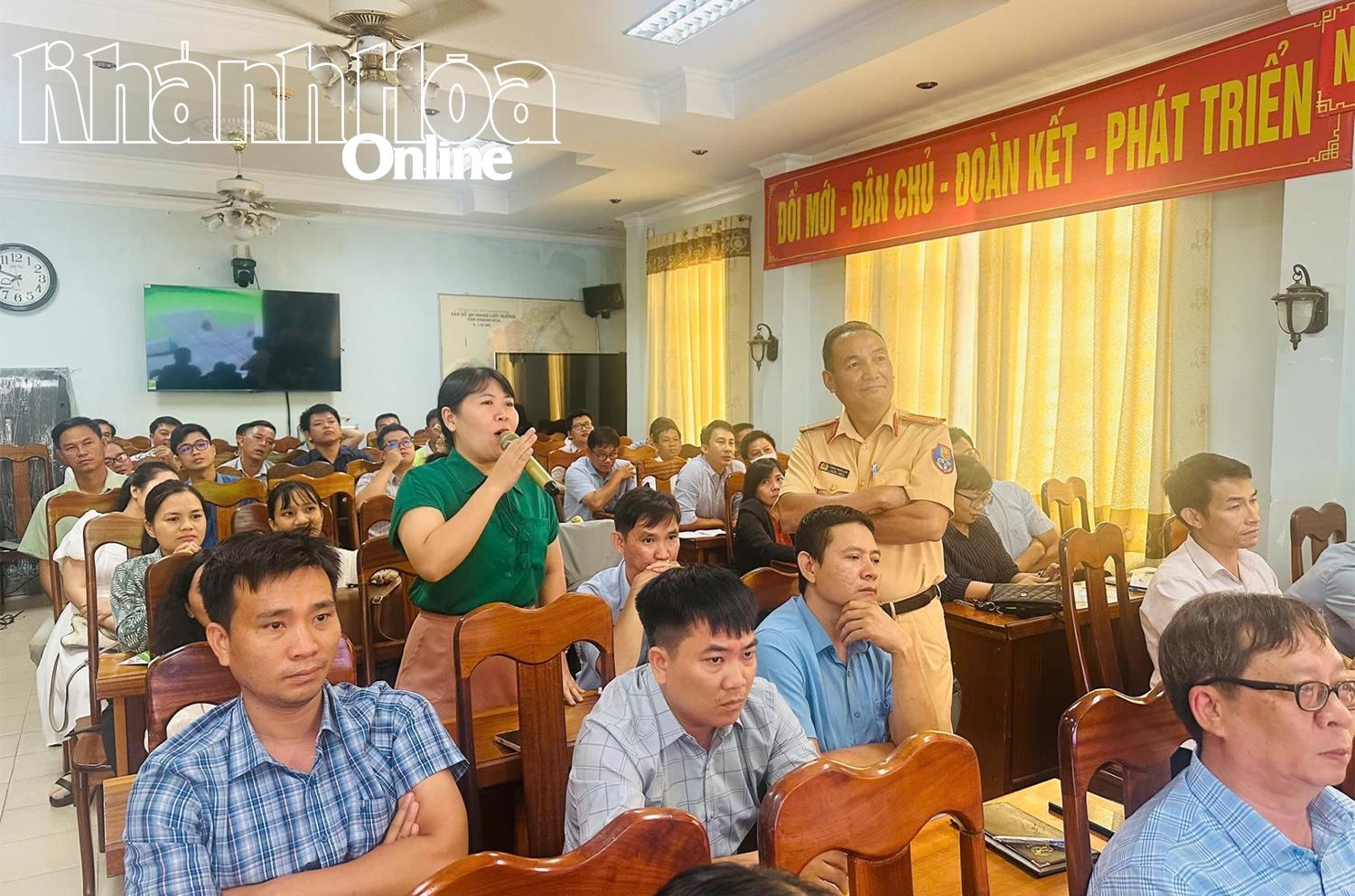 Cán bộ Phòng Cảnh sát giao thông trao đổi với giáo viên tại buổi tập huấn.