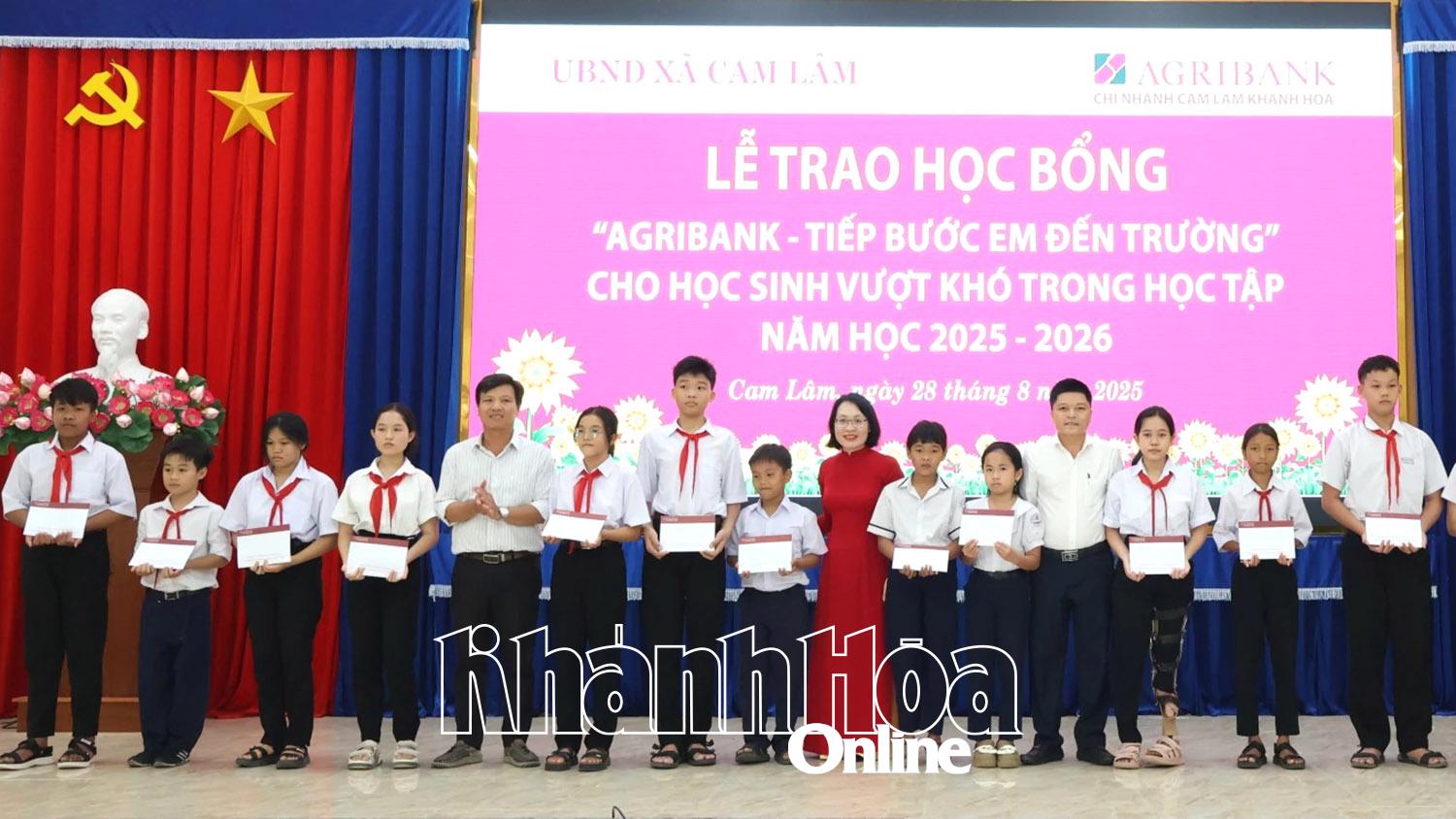 Trao học bổng cho các em học sinh có hoàn cảnh khó khăn.