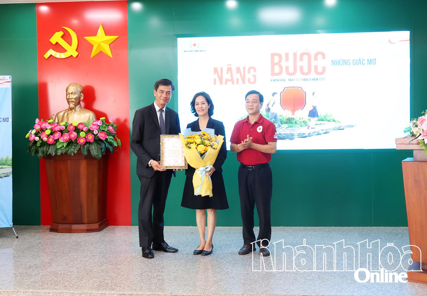 Lãnh đạo Hội Chữ thập đỏ tỉnh Khánh Hòa trao thư cảm ơn và tặng hoa cho Công ty TNHH Bảo hiểm Nhân thọ Prudential Việt Nam.