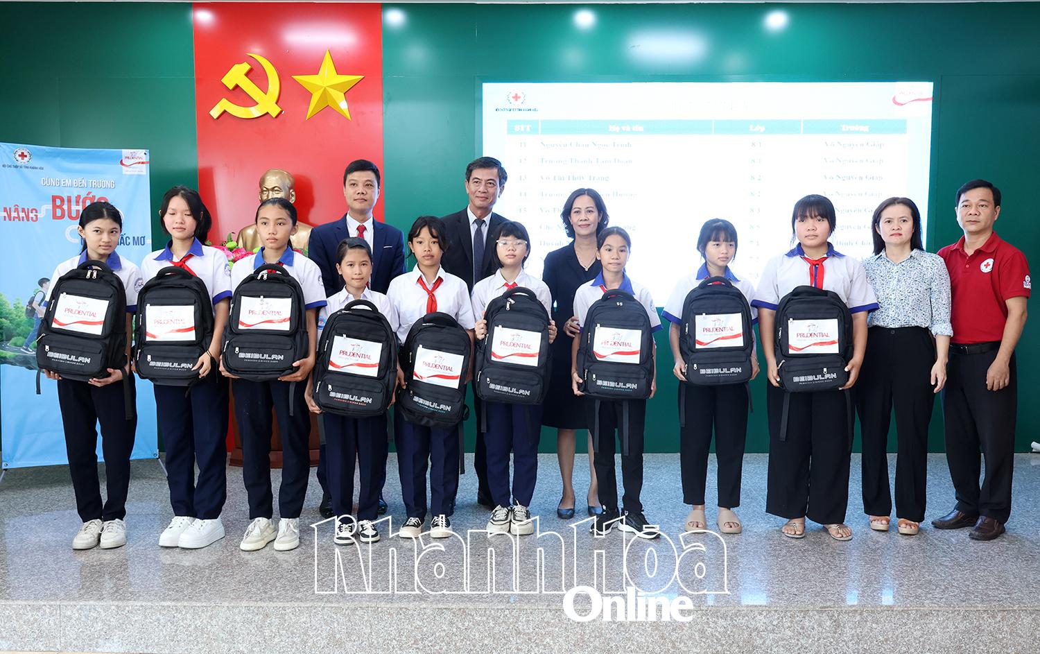 Lãnh đạo Hội Chữ thập đỏ tỉnh Khánh Hòa, UBND phường Đông Hải và Công ty TNHH Bảo hiểm Nhân thọ Prudential Việt Nam trao quà cho các học sinh.
