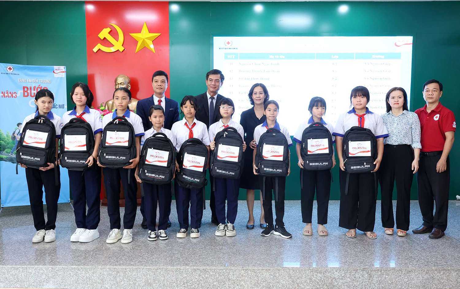 Lãnh đạo Hội Chữ thập đỏ tỉnh Khánh Hòa, UBND phường Đông Hải và Công ty TNHH Bảo hiểm Nhân thọ Prudential Việt Nam trao quà cho các học sinh.