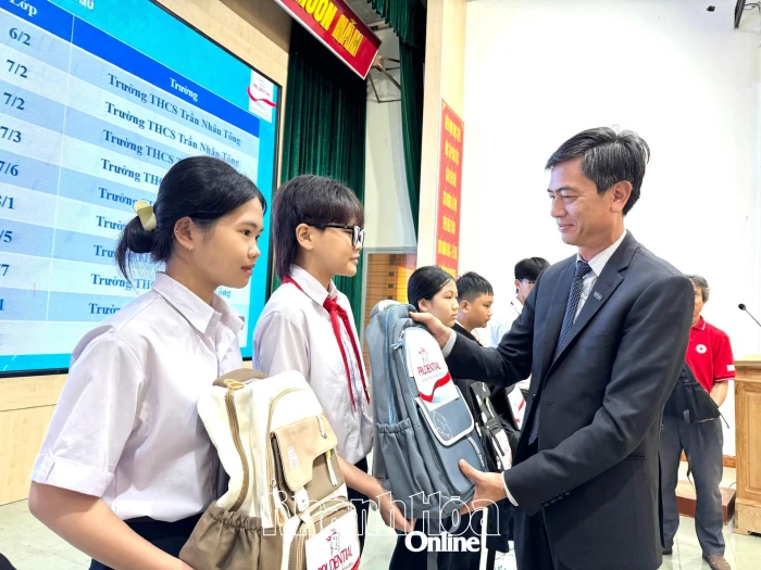 Trao 51 suất quà cho học sinh khó khăn tại Diên Khánh