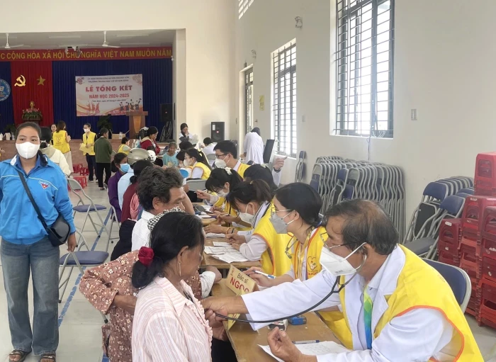 Khám bệnh, phát thuốc, tặng quà cho 700 người dân xã Khánh Sơn