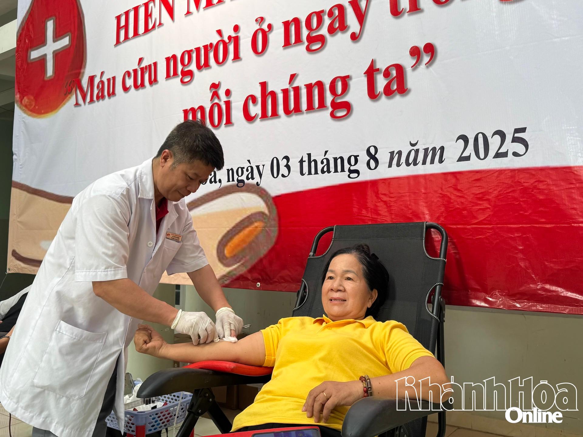 Người dân tham gia hiến máu khẩn cấp tại chương trình