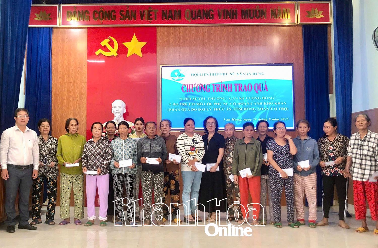 Trao quà cho phụ nữ có hoàn cảnh khó khăn.