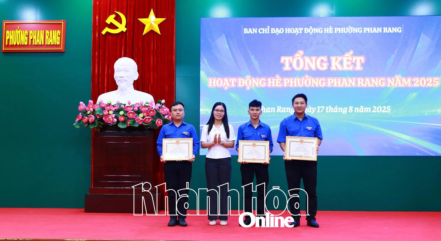 Lãnh đạo phường Phan Rang khen thưởng các cá nhân có thành tích xuất sắc trong hoạt động hè năm 2025.