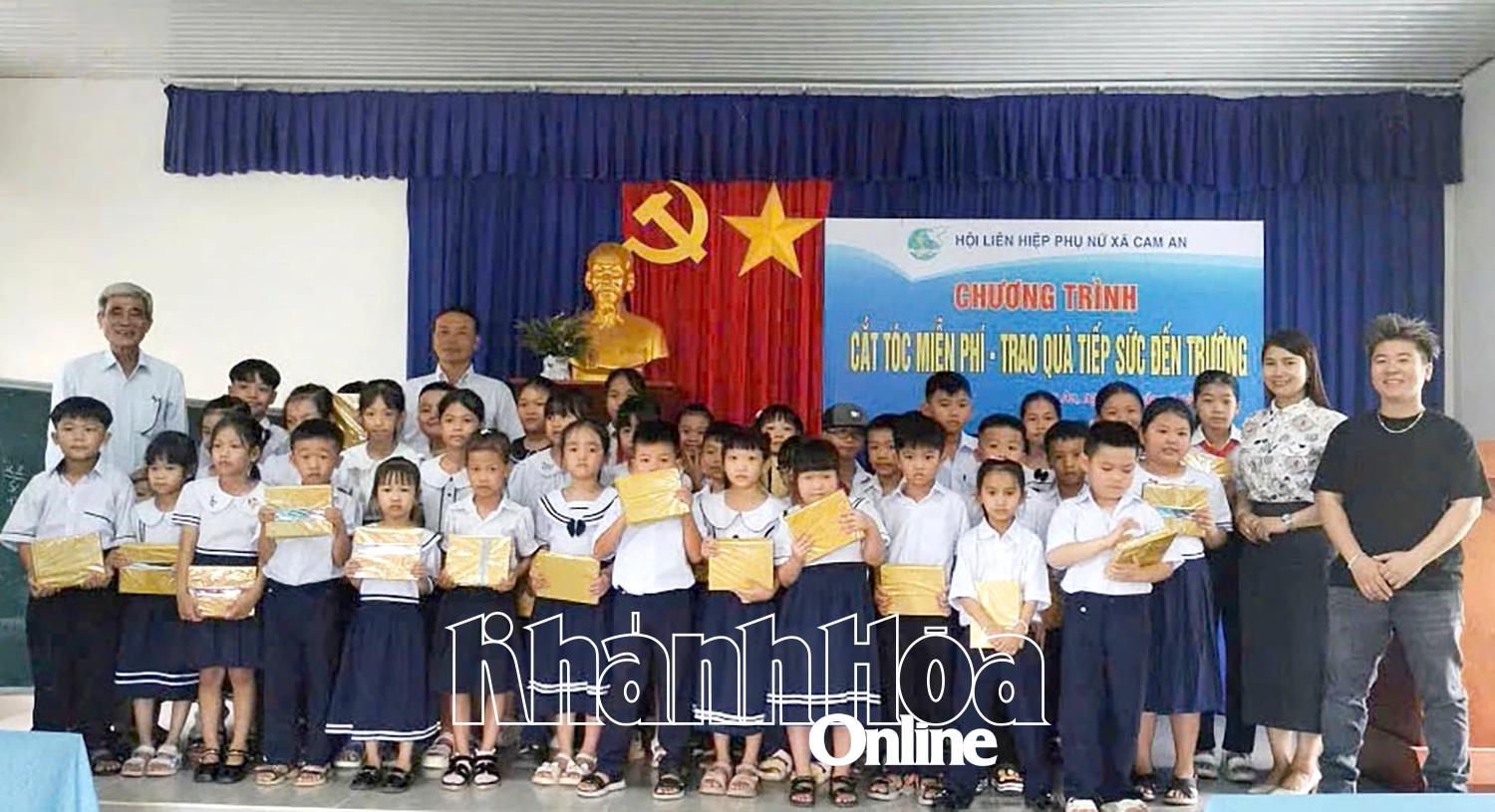 Trao quà cho các em học sinh Trường Tiểu học Cam Phước Tây 1, xã Cam An.