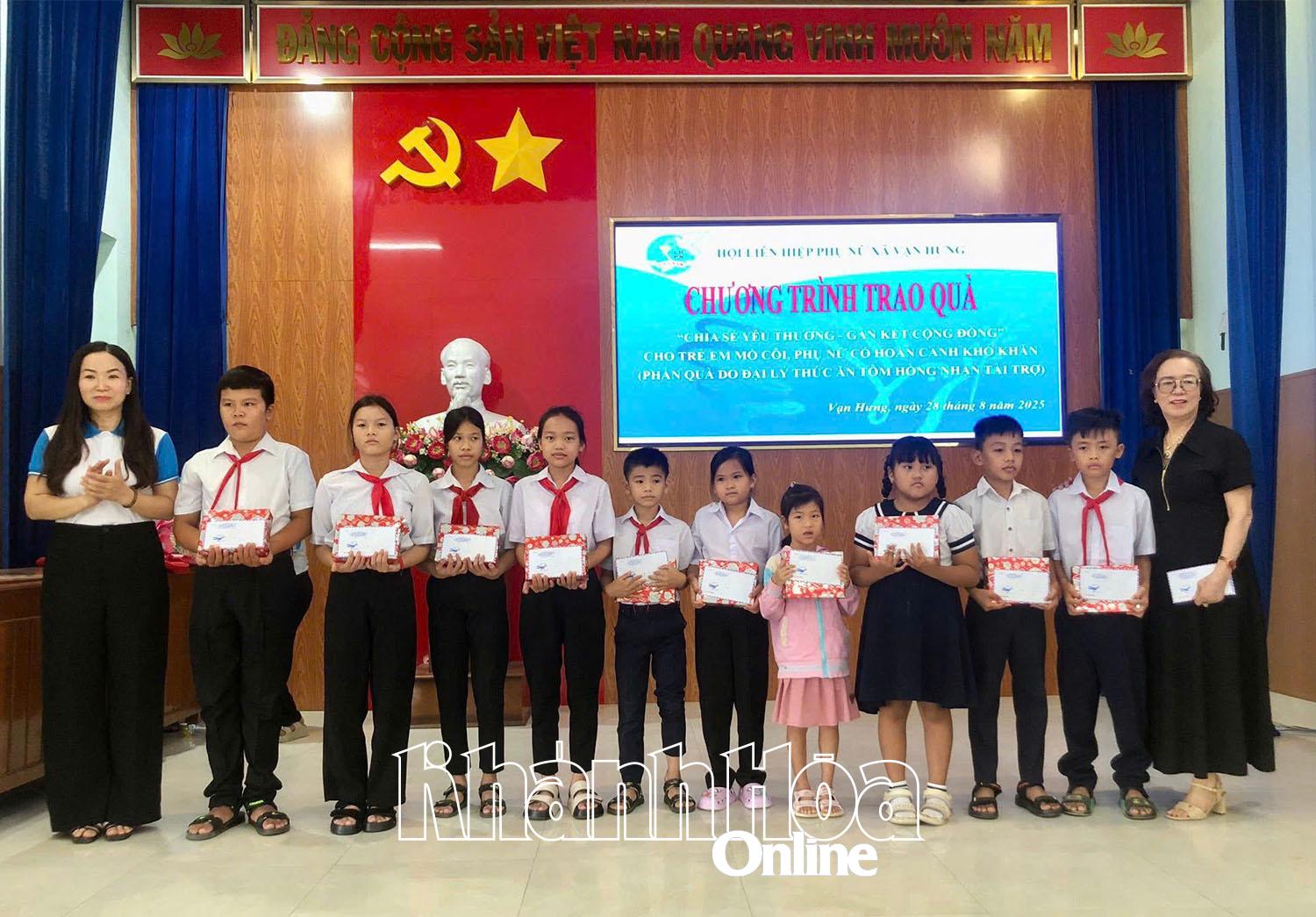 Trao quà cho trẻ em mồ côi trên địa bàn xã.