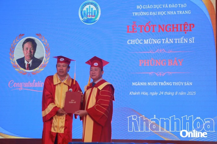 Trường Đại học Nha Trang trao bằng tốt nghiệp cho 4 tiến sĩ, 114 thạc sĩ