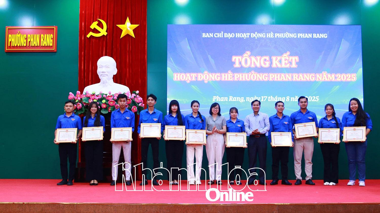 Lãnh đạo phường Phan Rang trao giấy khen biểu dương các cá nhân có thành tích tiêu biểu trong hoạt động hè năm 2025.