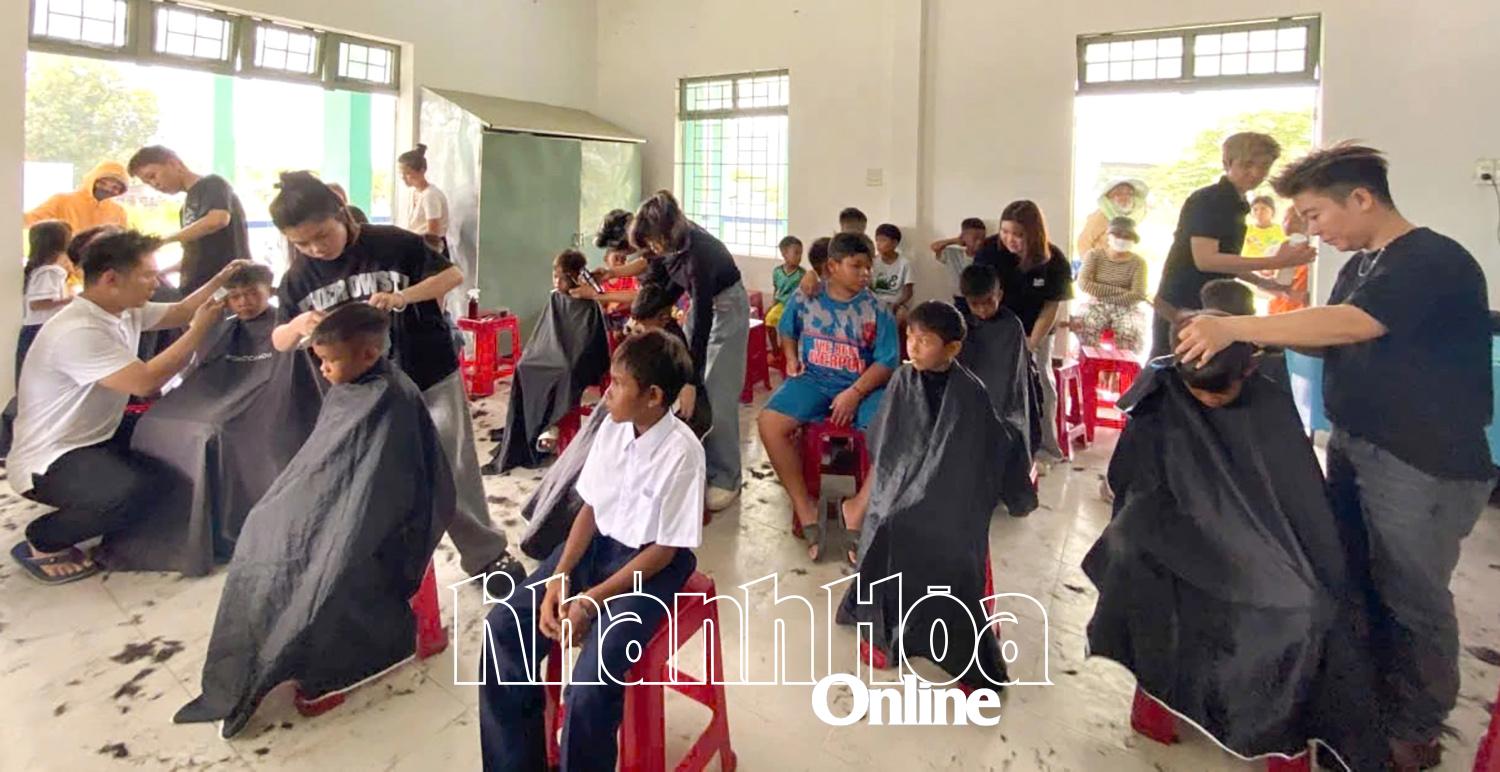 Cắt tóc miễn phí cho các em nhỏ trên địa bàn thôn Văn Sơn.