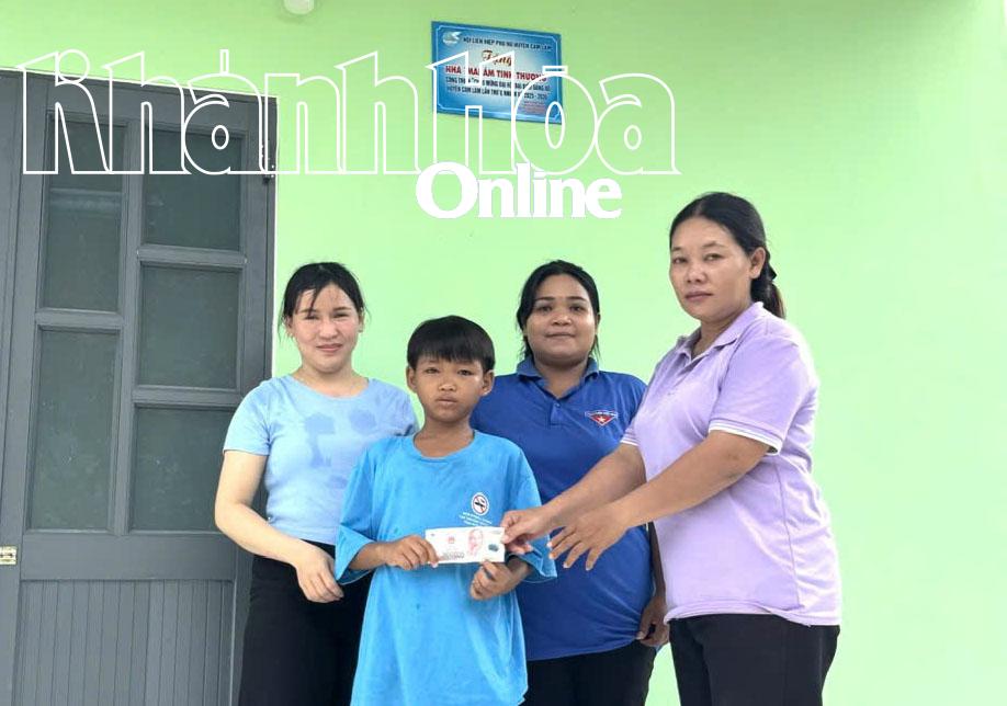 Tặng quà cho trẻ em mồ côi.