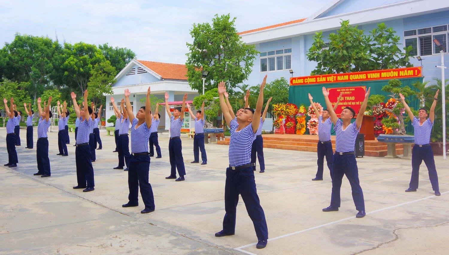 Thi đồng diễn 4 bài thể dục sáng.