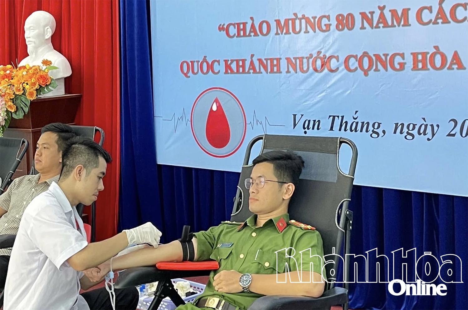 Chương trình thu hút người dân, cán bộ, chiến sĩ công an tham gia hiến máu tình nguyện. 