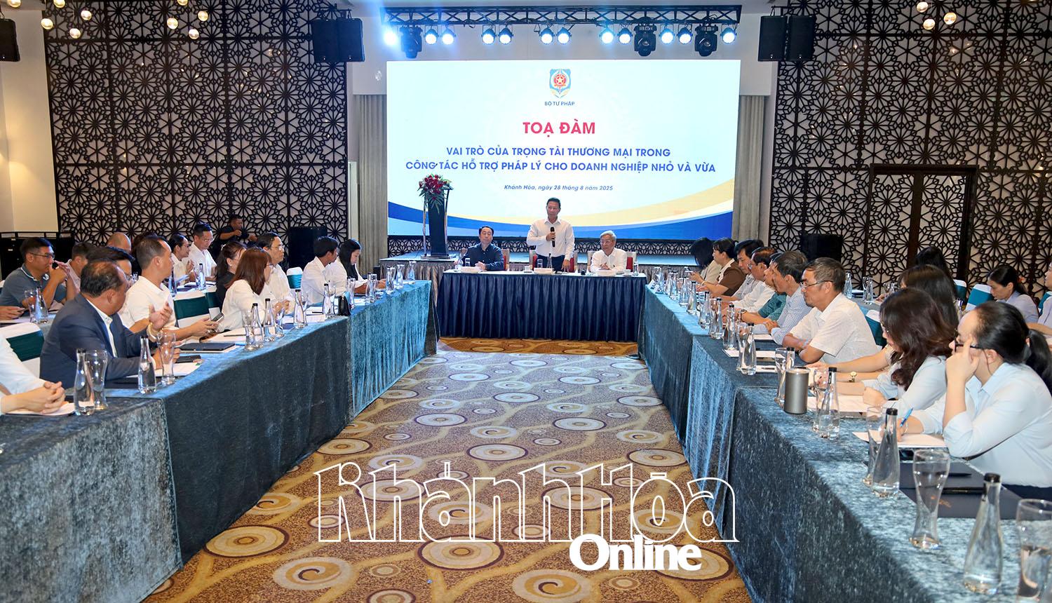 Quang cảnh buổi tọa đàm. 