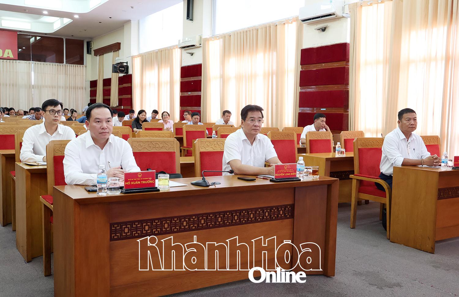 Phó Bí thư Tỉnh ủy Hồ Xuân Trường , Phó Chủ tịch UBND tỉnh Nguyễn Long Biên, Giám đốc Sở Giáo dục và Đào tạo Võ Hoàn Hải và các đại biểu dự hội nghị tại điểm cầu tỉnh Khánh Hòa.