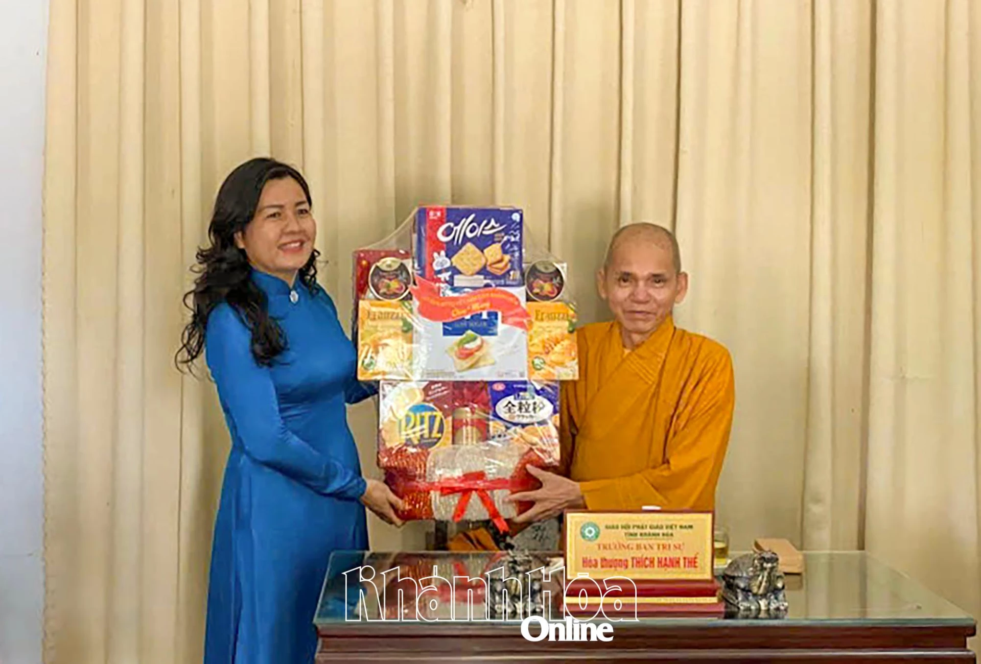 Đồng chí Phan Thị Ngân Hạnh thăm, tặng quà cho hòa thượng Thích Hạnh Thể, Trưởng Ban Trị sự Giáo hội phật giáo Việt Nam tỉnh.