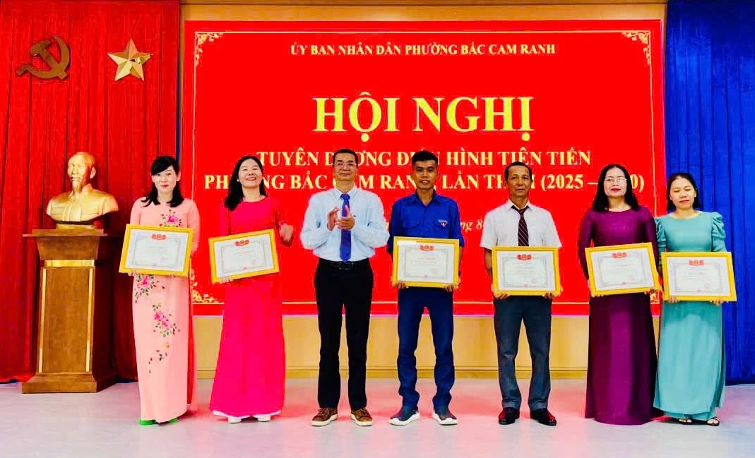 Lãnh đạo phường Bắc Cam Ranh trao giấy khen cho các cá nhân.