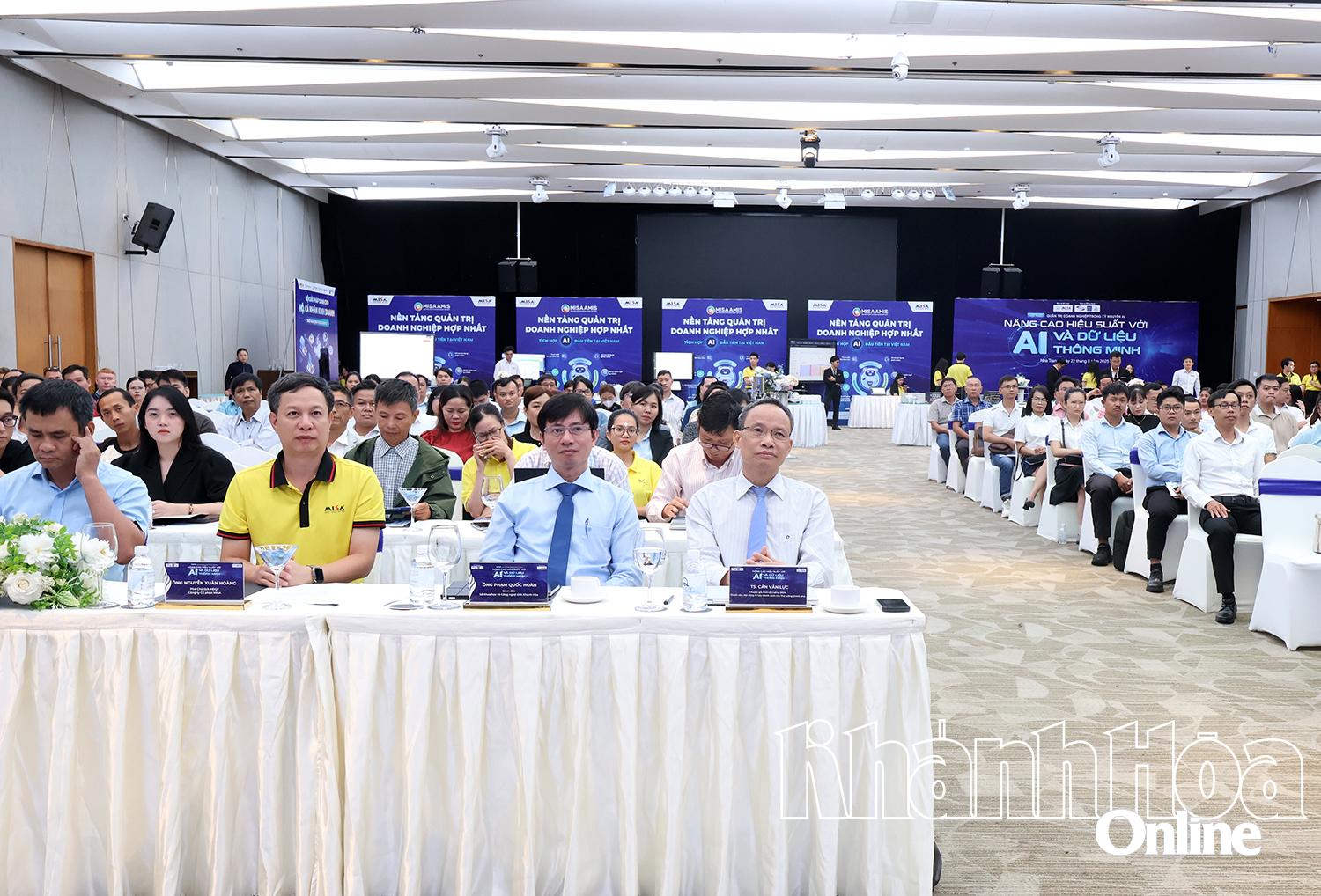 Các đại biểu dự hội thảo.