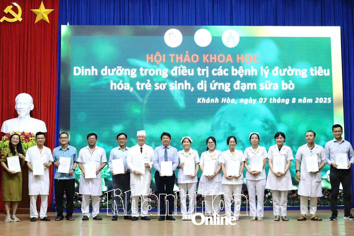 Các học viên tham gia hội thảo được trao Giấy chứng nhận đào tạo y khoa liên tục