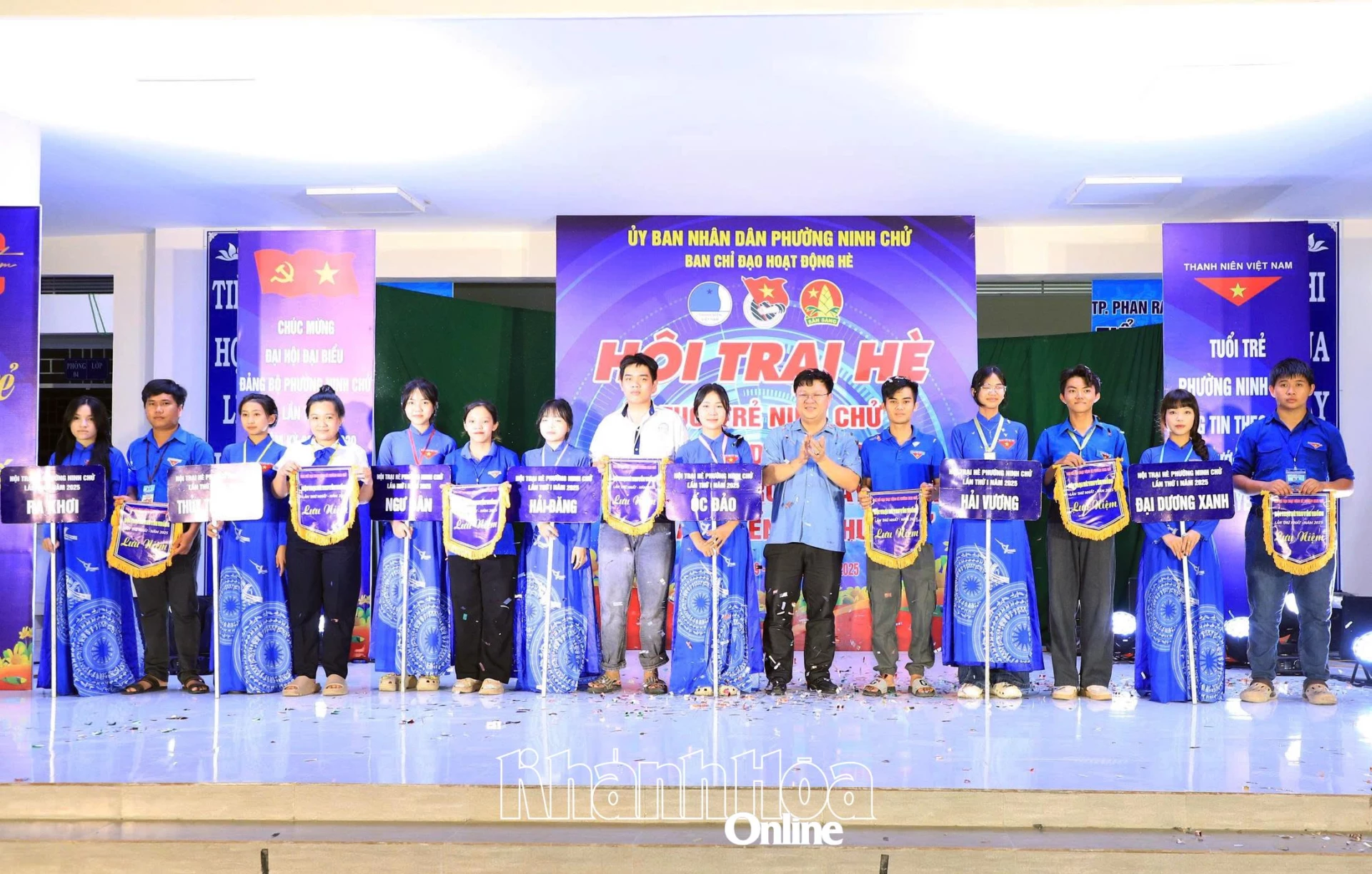 Lãnh đạo phường Ninh Chử trao cờ lưu niệm cho các tiểu trại.