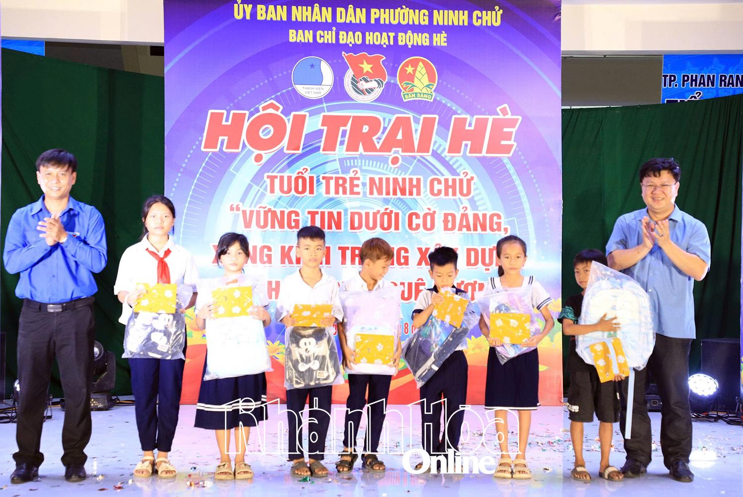 Lãnh đạo Tỉnh đoàn và phường Ninh Chử trao quà cho học sinh có hoàn cảnh khó khăn.