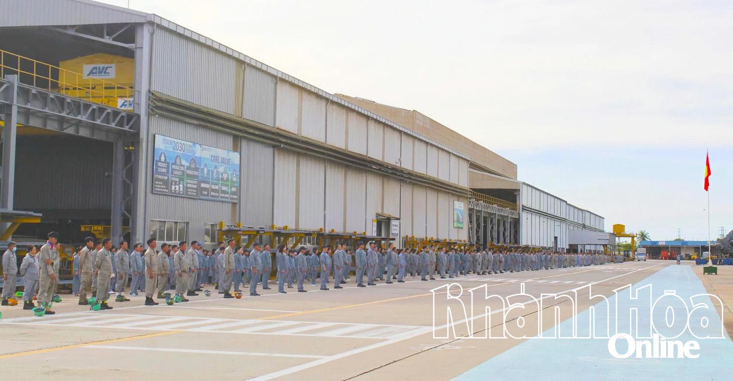 Khối chuyên gia, kỹ sư, văn phòng thực hiện nghi lễ chào cờ.