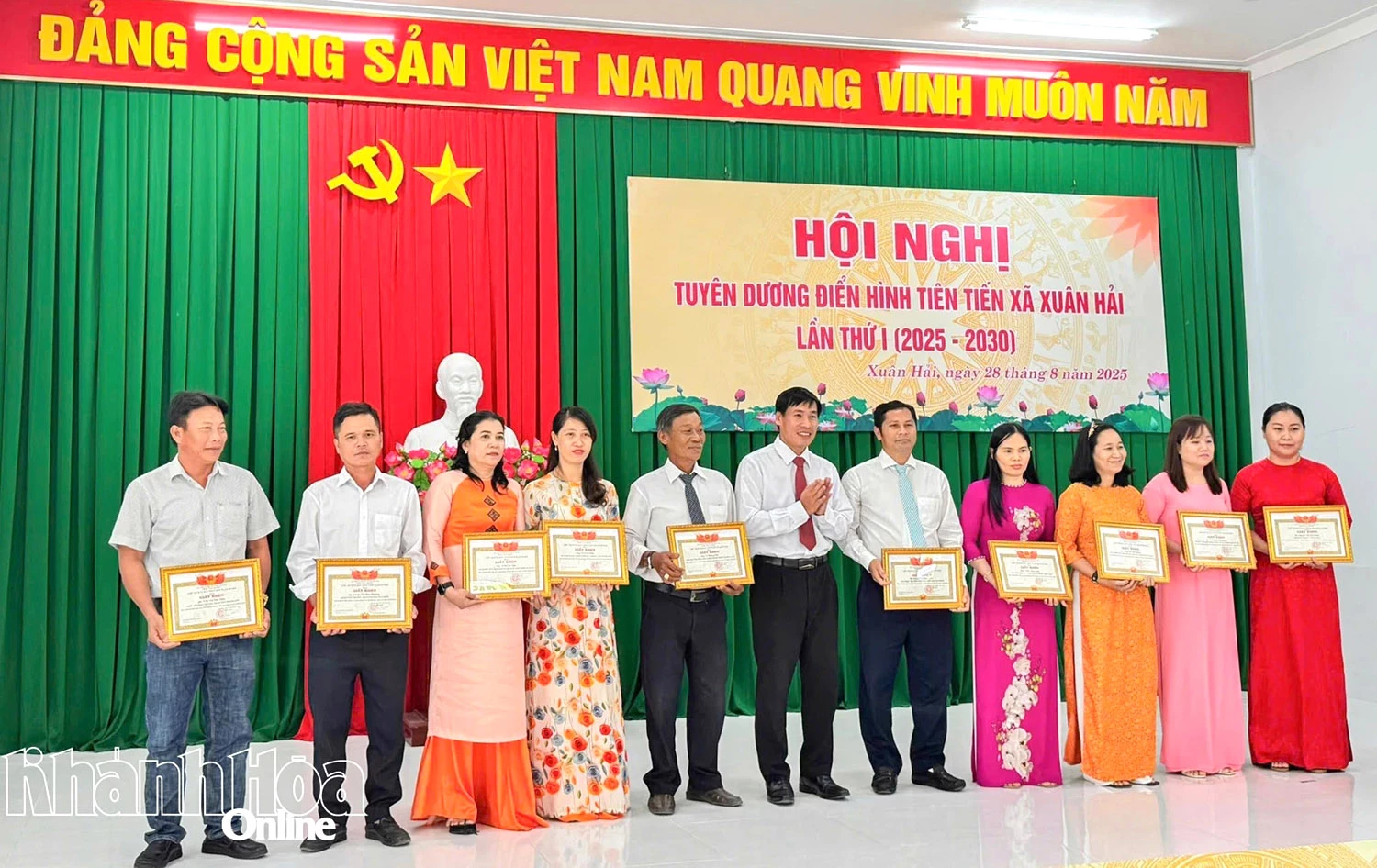 Lãnh đạo UBND xã Xuân Hải trao giấy khen cho các tập thể, cá nhân có thành tích xuất sắc trong các phong trào thi đua giai đoạn 2020 – 2025.