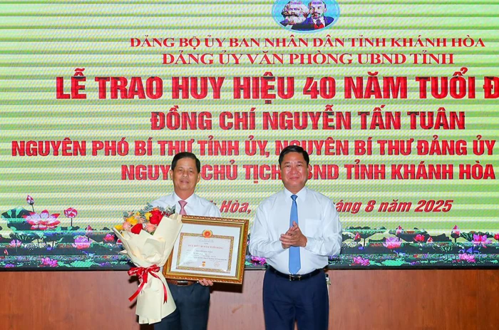 Trao Huy hiệu 40 năm tuổi Đảng cho đồng chí Nguyễn Tấn Tuân