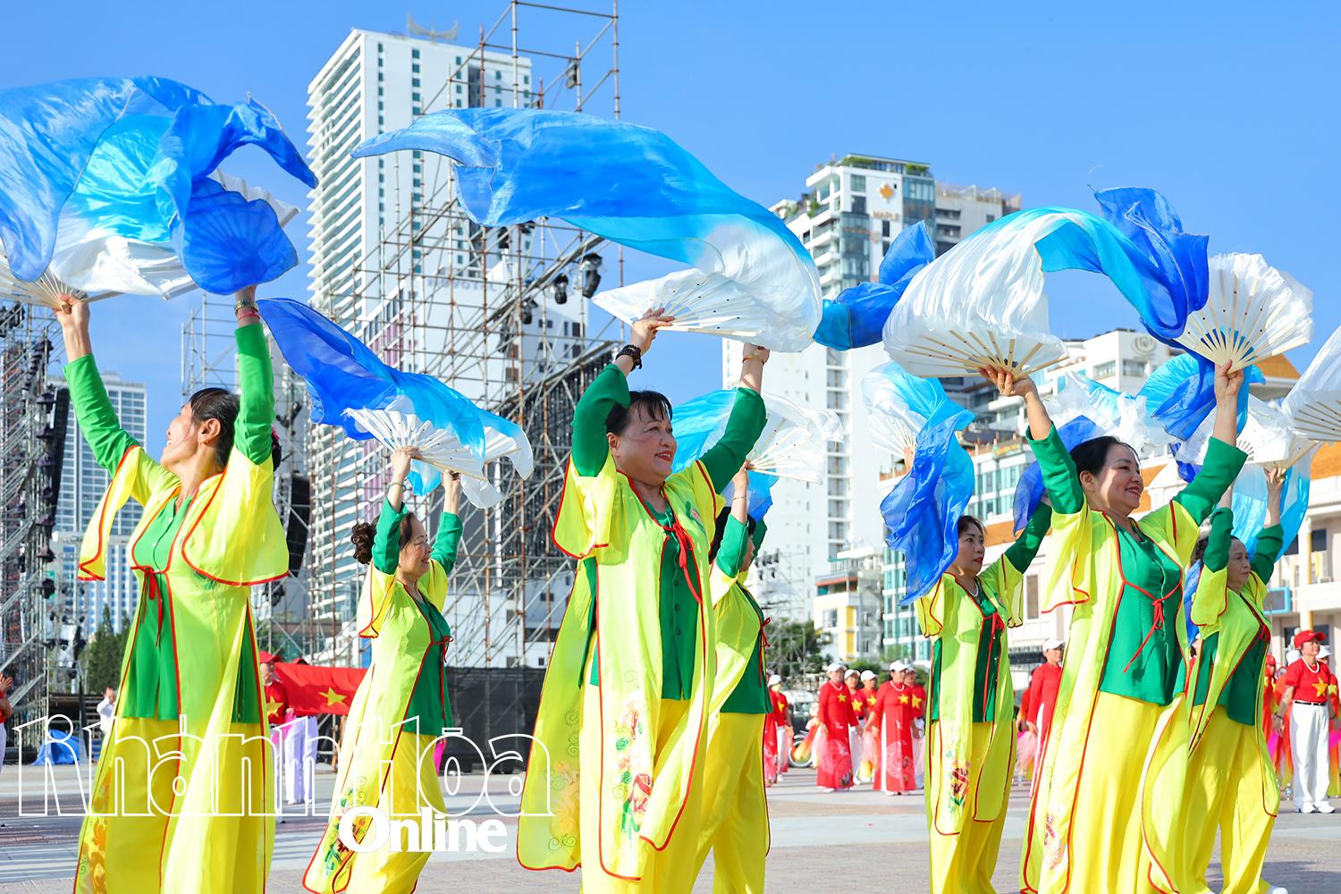 Hội viên Hội UNESCO tỉnh Khánh Hòa biểu diễn văn nghệ trong một chương trình nghệ thuật diễn ra tại Quảng trường 2 Tháng 4. Ảnh minh họa.

