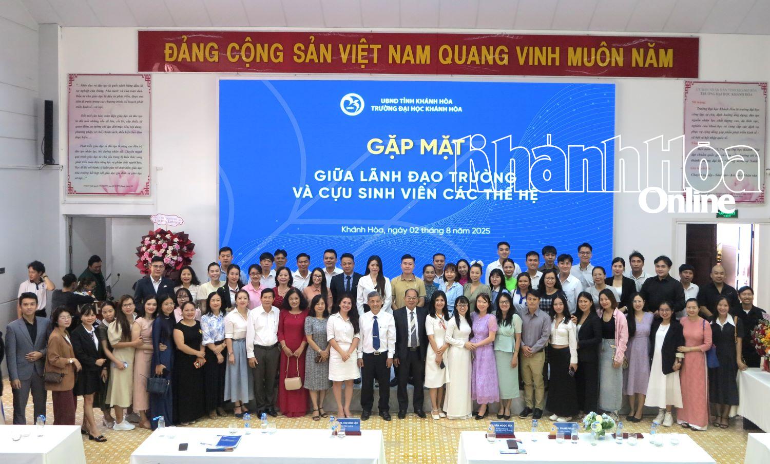 Các đại biểu, cựu sinh viên và sinh viên tham dự buổi gặp mặt.
