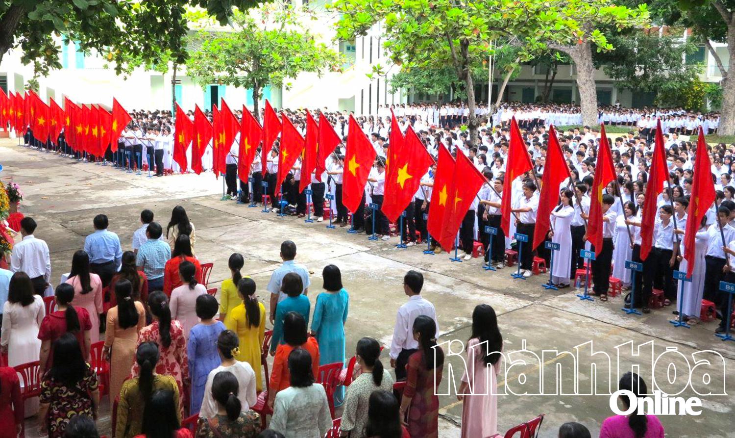 Quang cảnh lễ khai giảng năm học 2024-2025 tại Trường THPT Nguyễn Văn Trỗi (phường Nha Trang).