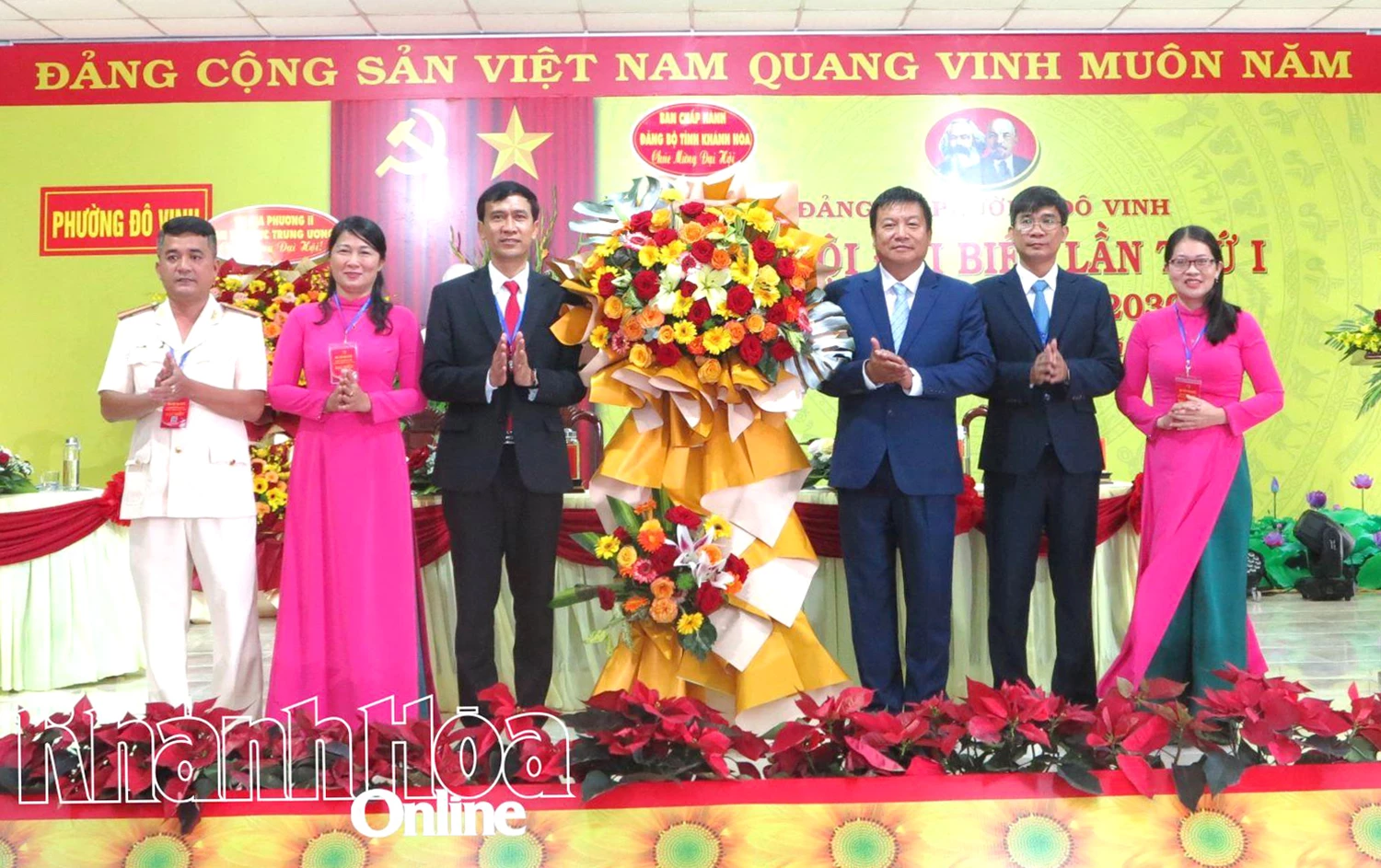 Đồng chí Võ Hoàn Hải tặng hoa chúc mừng đại hội.