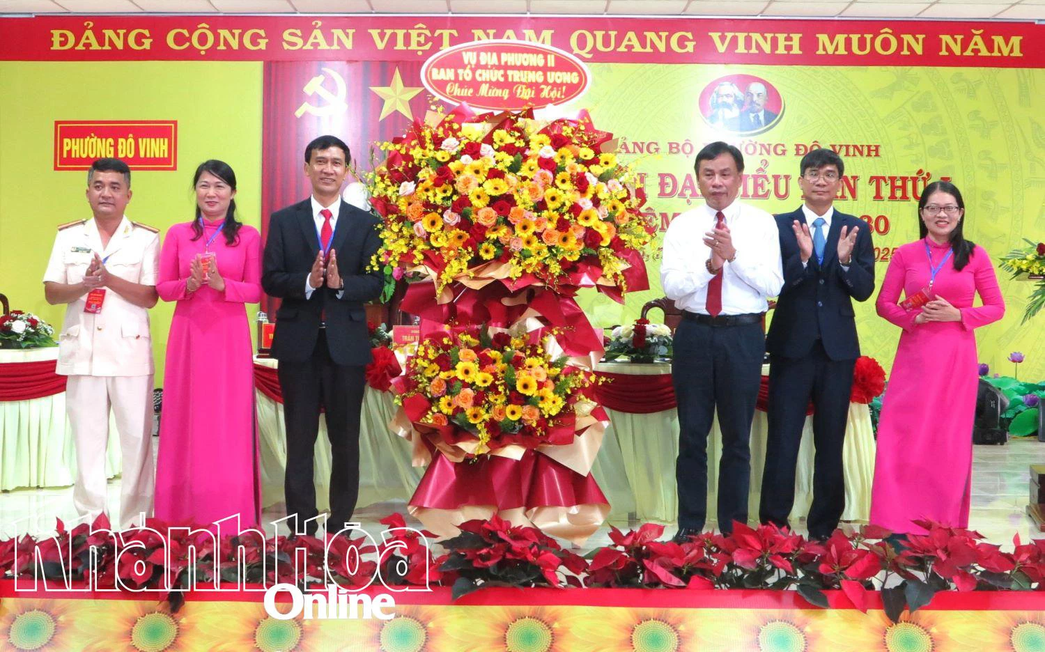 Đồng chí Vũ Quang Trung tặng hoa chúc mừng đại hội.