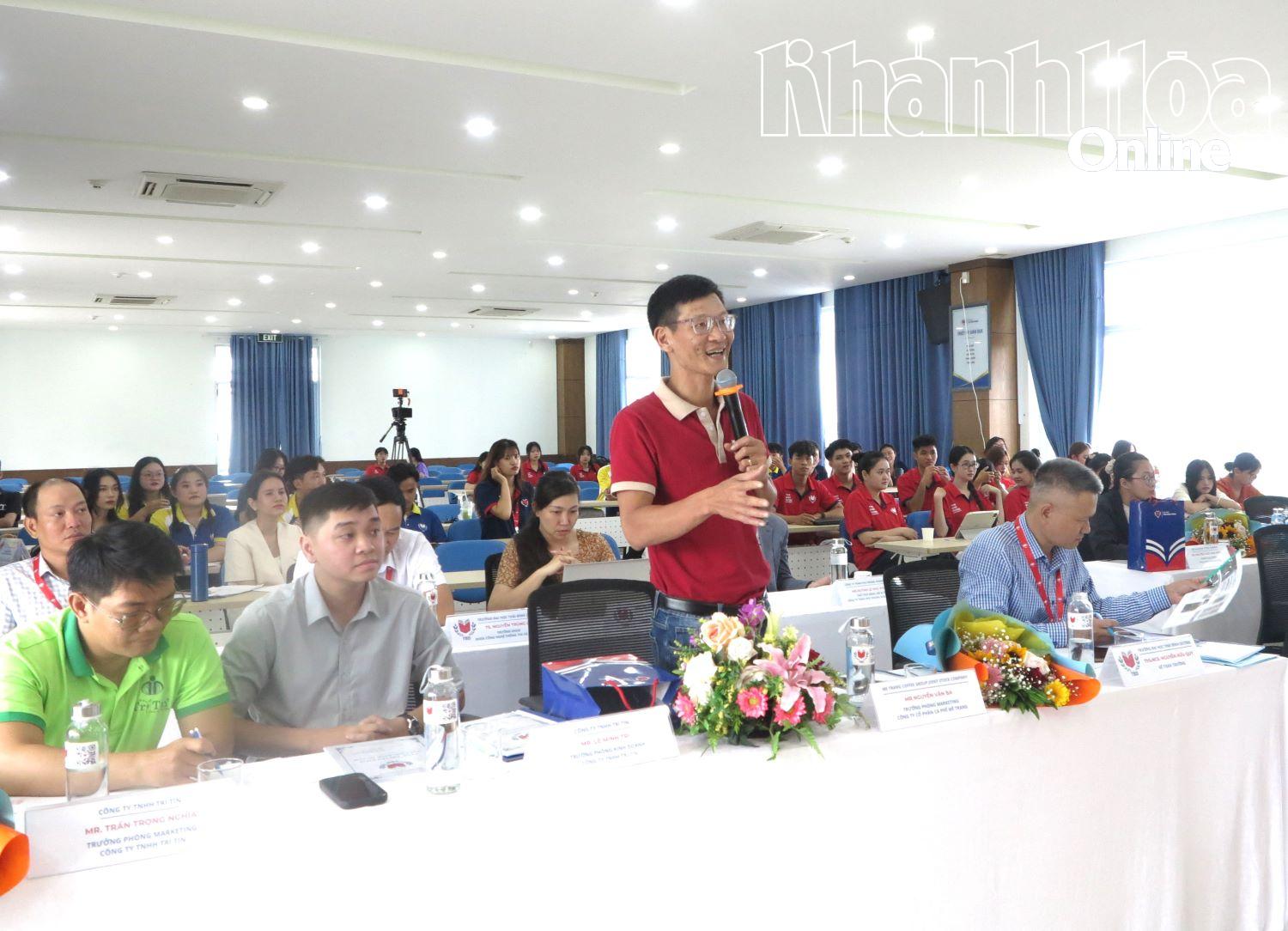 Giám khảo đặt câu hỏi cho đội thi. 