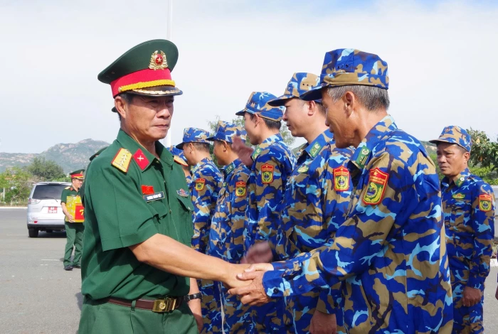 Bộ Chỉ huy Quân sự tỉnh thăm, động viên các lực lượng tham gia diễu binh, diễu hành trên biển